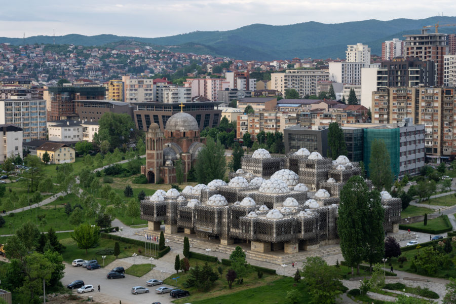 Vue sur Pristina depuis le clocher de la cathédrale Mère Teresa