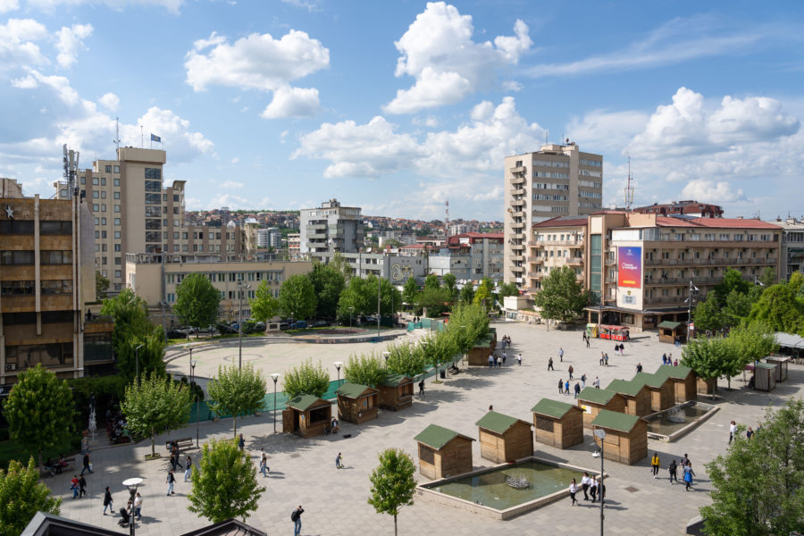 Vue sur la ville de Pristina, voyage au Kosovo