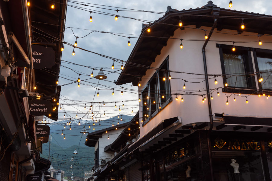 Bazar de Peja de nuit au Kosovo