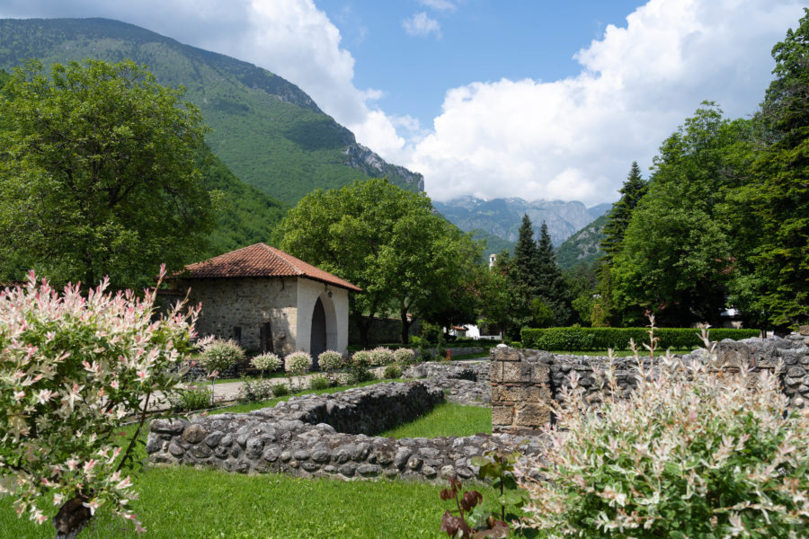 Jardin du monastère patriarcal de Pec au Kosovo