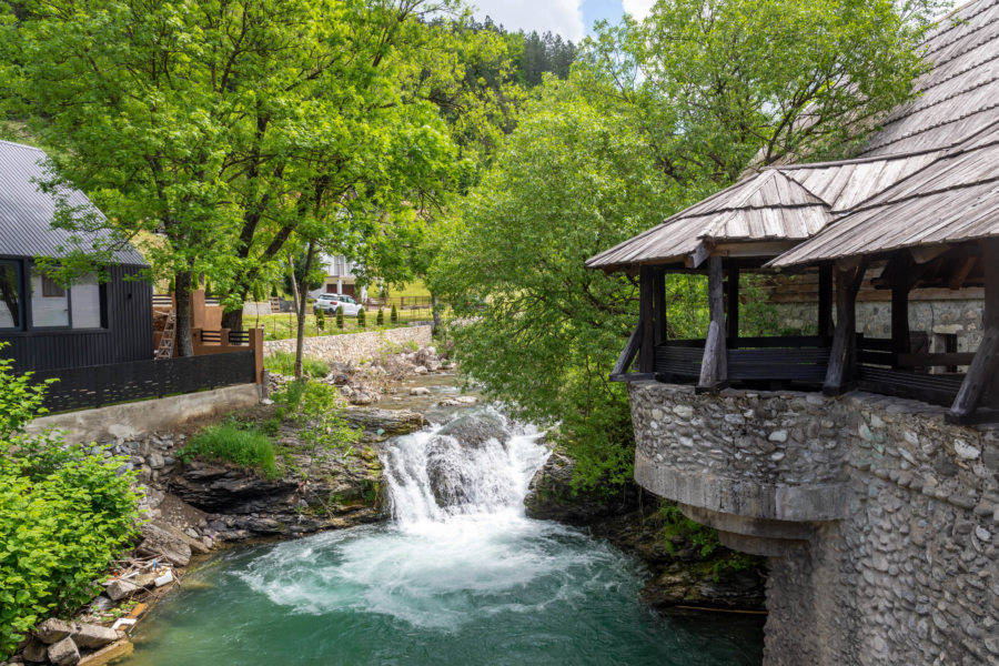 Restaurant traditionnel près de la rivière à Kolasin