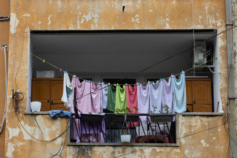 Linge qui sèche au balcon au Kosovo
