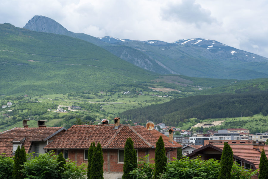 Montagnes derrière Peja au Kosovo