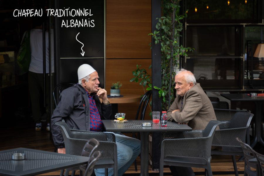 Papis en terrasse de café à Pristina, Kosovo