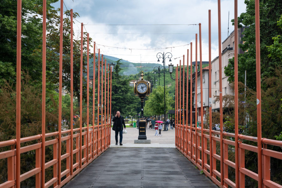Pont et horloge à Peja, Kosovo