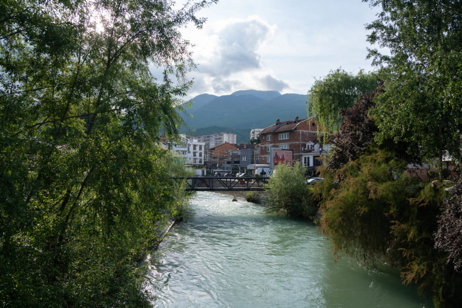 Rivière dans la ville de Peja au Kosovo