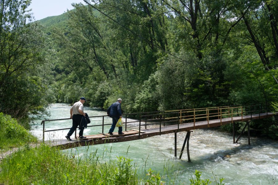 Randonnée près de la rivière à Peja, Kosovo