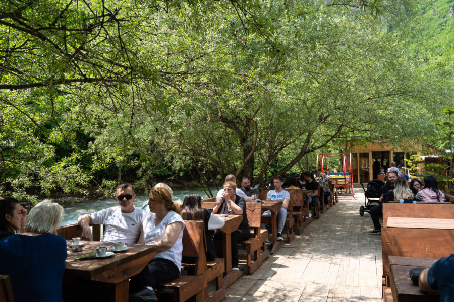 Restaurant au bord de la rivière à Peja, Kosovo