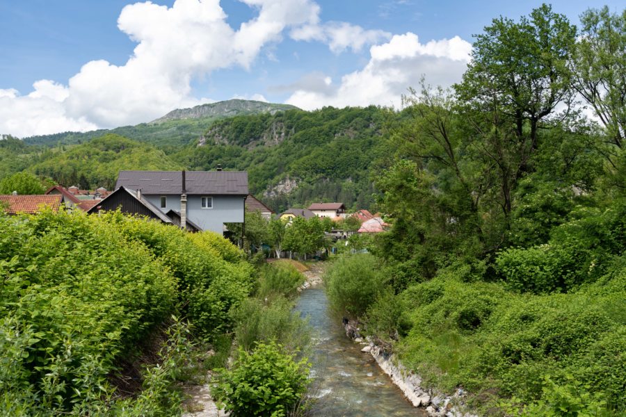 Rivière et quartier résidentiel à Kolasin