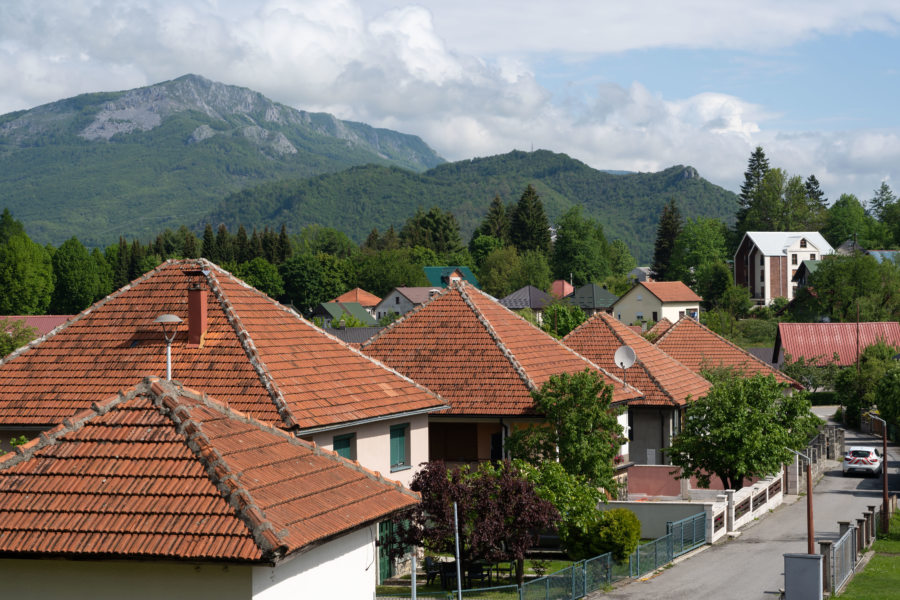Village de Kolasin, maisons et montagne