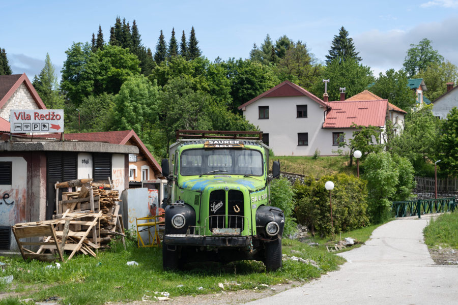 Village de Kolasin au Monténégro, tracteur