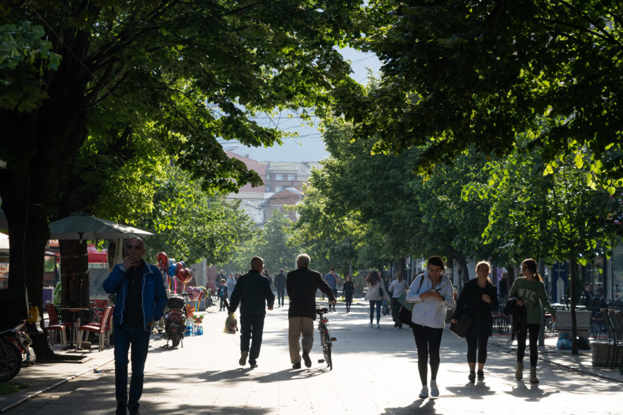 Ville de Peja, promenade sous les arbres