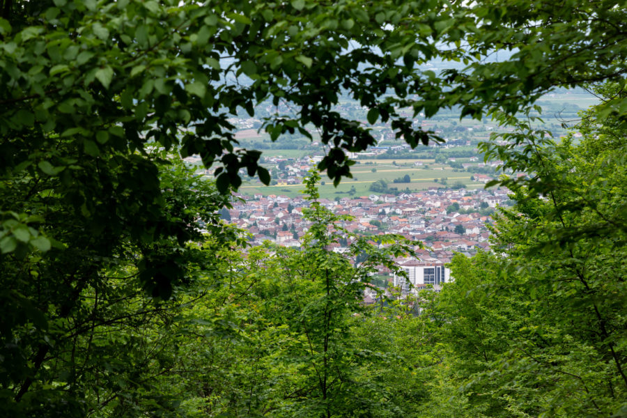 Vue sur la ville de Peja au Kosovo