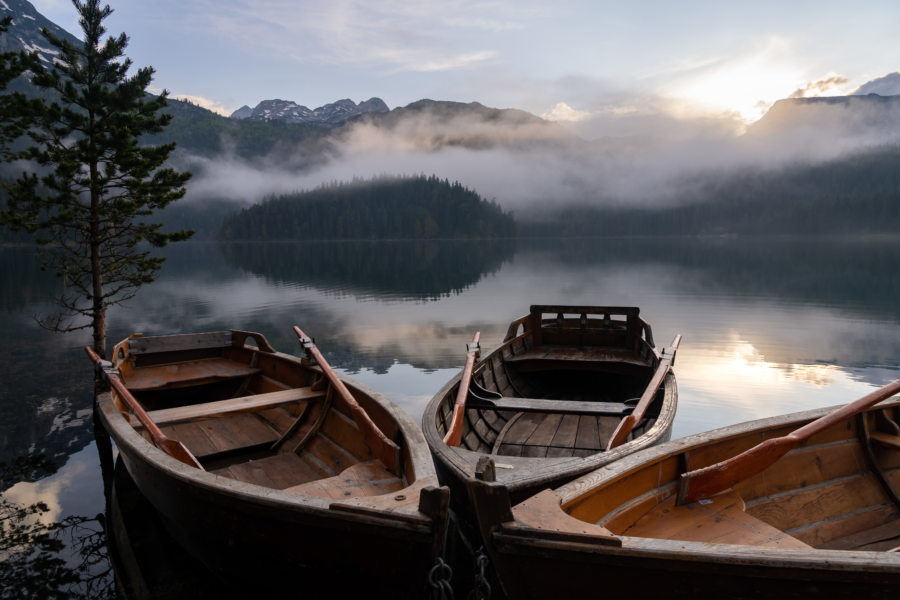 Barques sur le lac noir, crno jezero, dans la brume