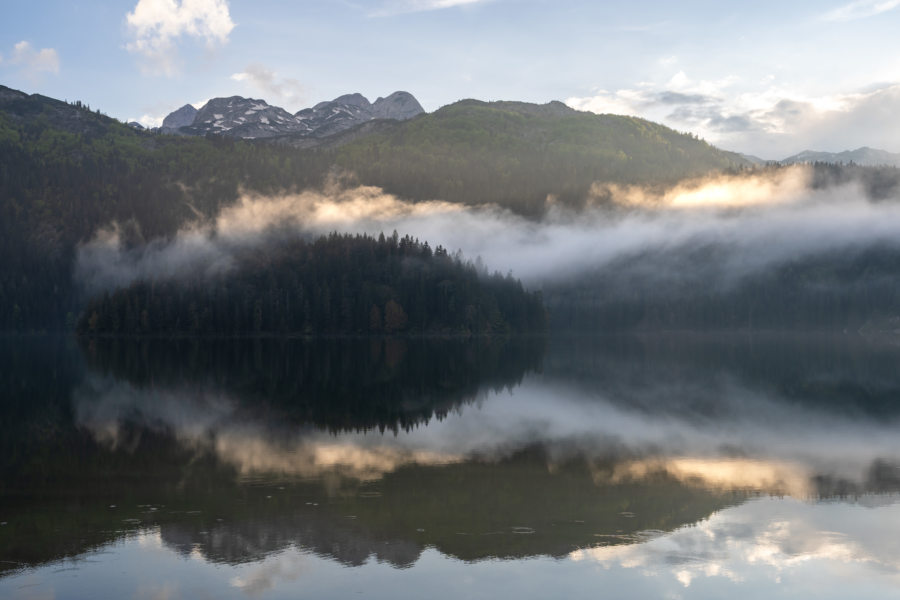 Reflet et brume sur le lac noir de Zabljak, Durmitor