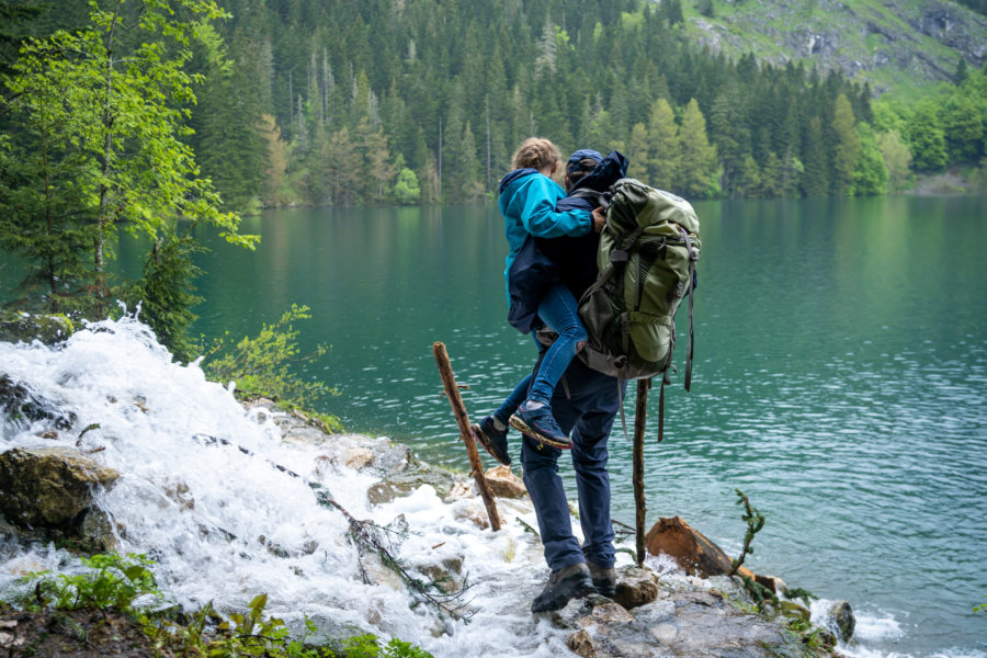 Lac noir de Zabljak, traversée de cascade sous la pluie