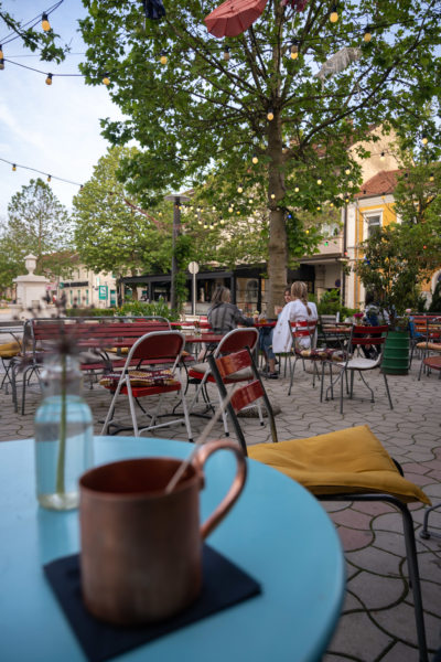 Café dans la ville de Niksic au Monténégro