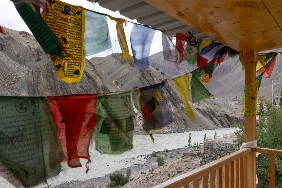 Drapeaux de prière près de l'Indus à Alchi
