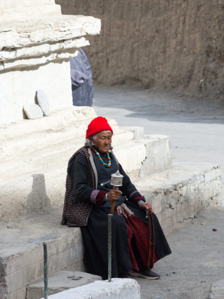 Femme bouddhiste avec rouleau de prière à Lamayuru