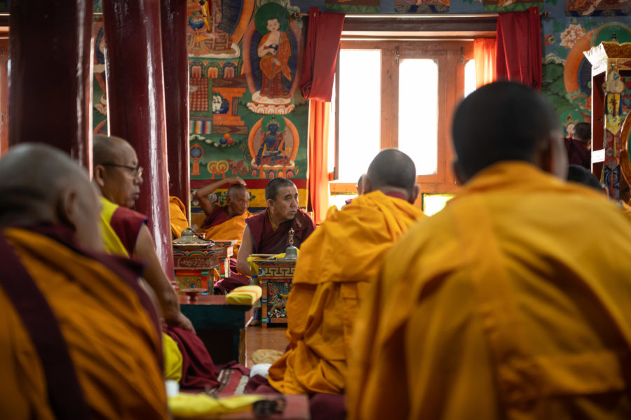 Prière du matin chez les moines bouddhistes de Likir au Ladakh