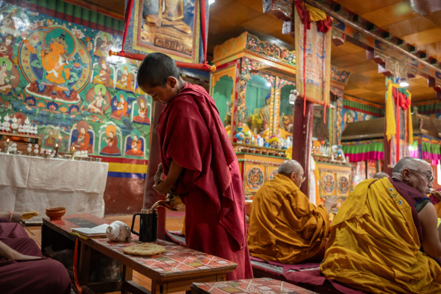 Jeune moine qui sert le thé au temple de Likir
