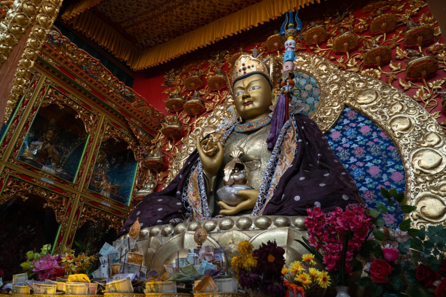 Statue de bouddha dans le main temple de Chemrey