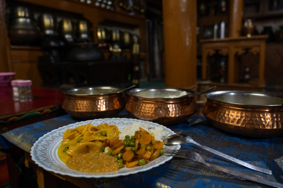 Dîner dans un homestay du Ladakh après le trek