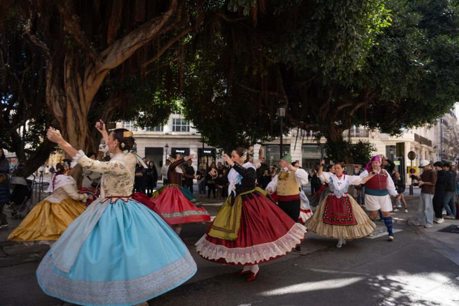 Danseuses en habits traditionnels à Valence pendant la fête des Fallas