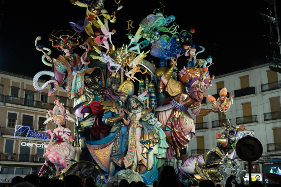 Statues de Fallas à Valence de nuit