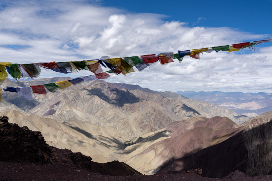 Col de Stok La avec drapeaux de prière, Ladakh