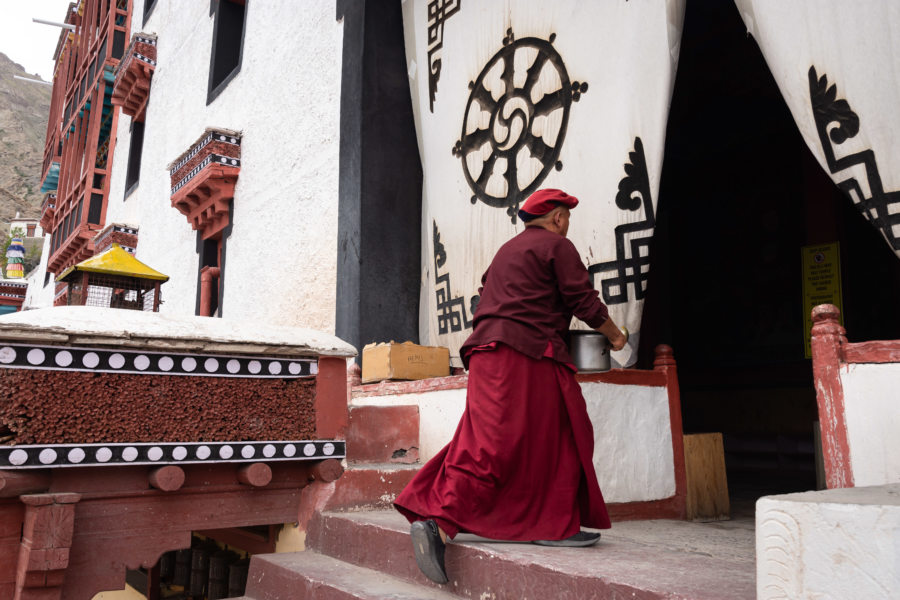 Moine dans un temple d'Hemis au Ladakh, Inde