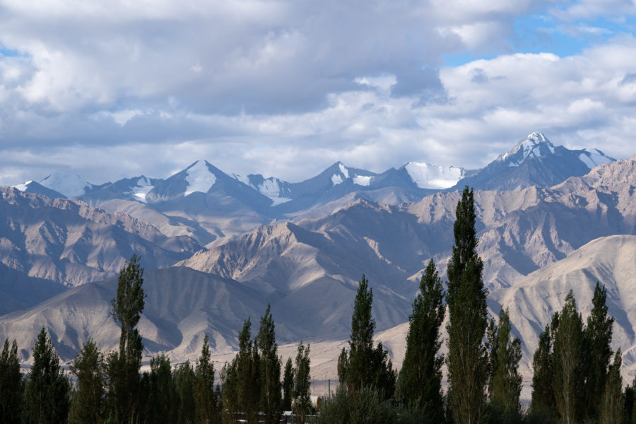Montagnes de l'Himalaya au Ladakh vues depuis Leh