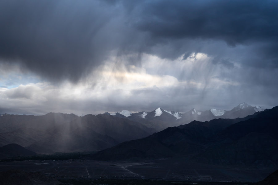 Orage et neige sur les montagnes du Ladakh à Leh