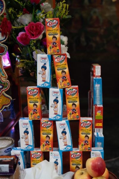 Offrandes de jus de fruits dans le temple de Chemrey