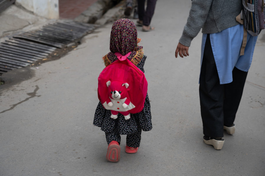 Petite fille au sac à dos au Ladakh