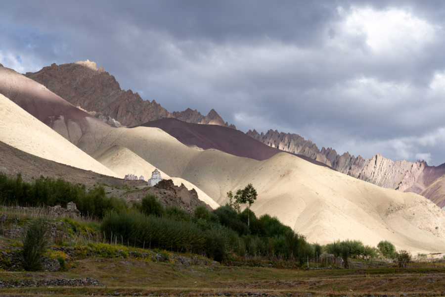 Rumbak et les montagnes de l'Himalaya au Ladakh, Inde