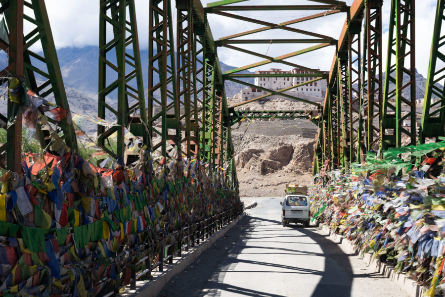 Gompa de Stakna, pont et drapeaux