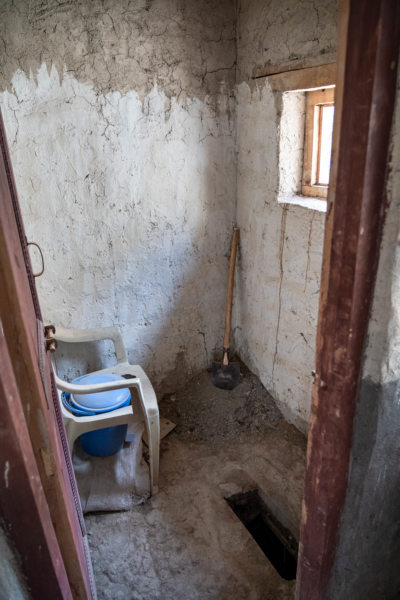 Toilettes d'un homestay à Rumbaka