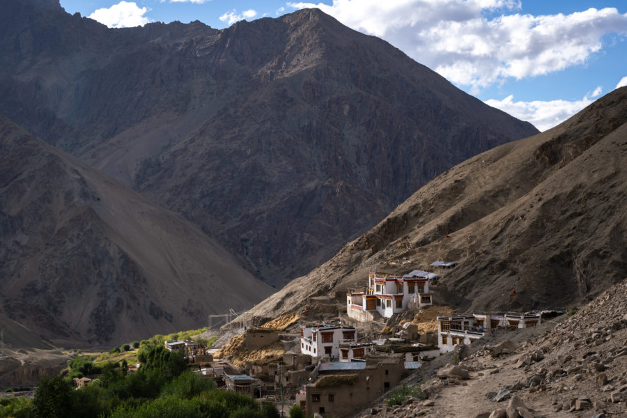 Village de Rumbak et montagnes de l'Himalaya