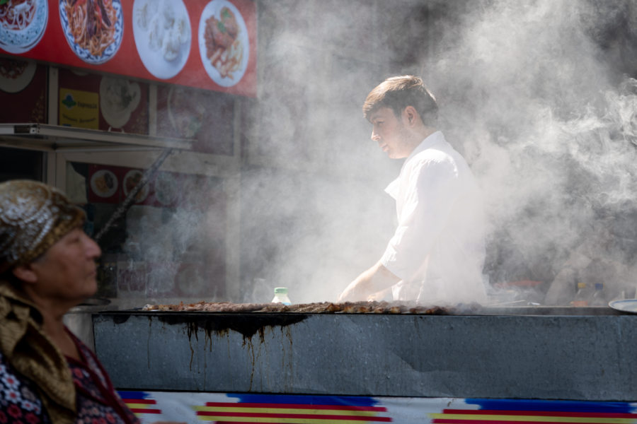 Barbecue au marché de Chorsu, ville de Tachkent