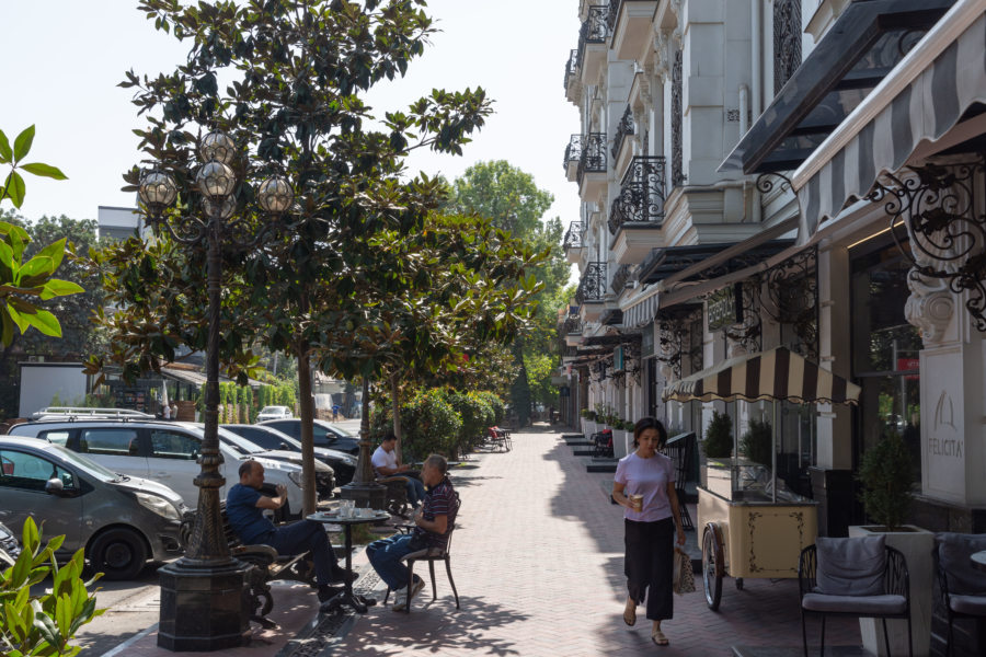 Rue tranquille devant le breadly café à Tachkent