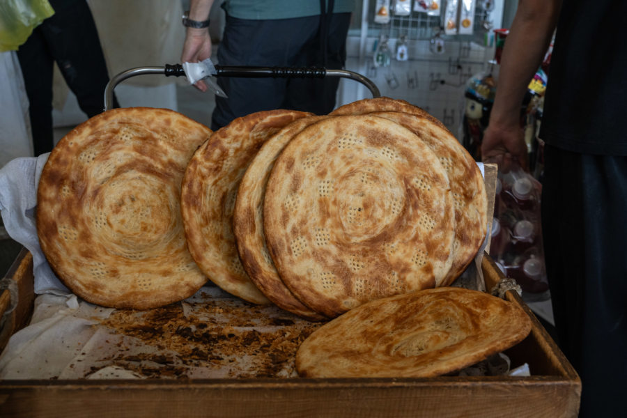 Pains ouzbek feuilleté au bazar de Chorsu