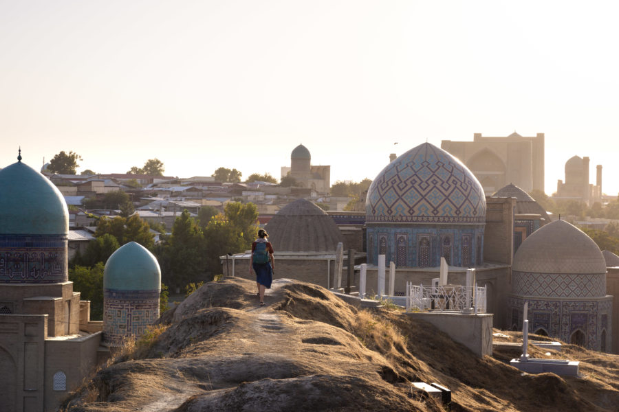 Coucher de soleil sur Shakhi Zinda à Samarcande depuis le cimetière