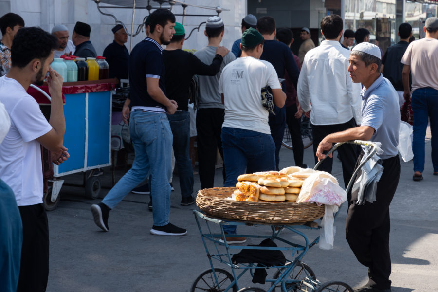 Vendeurs devant la mosquée de Khonakhan à Marguilan