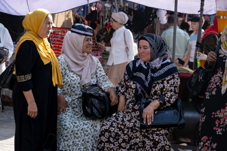 Femmes ouzbèkes au bazaar de Kumtepa à Marguilan