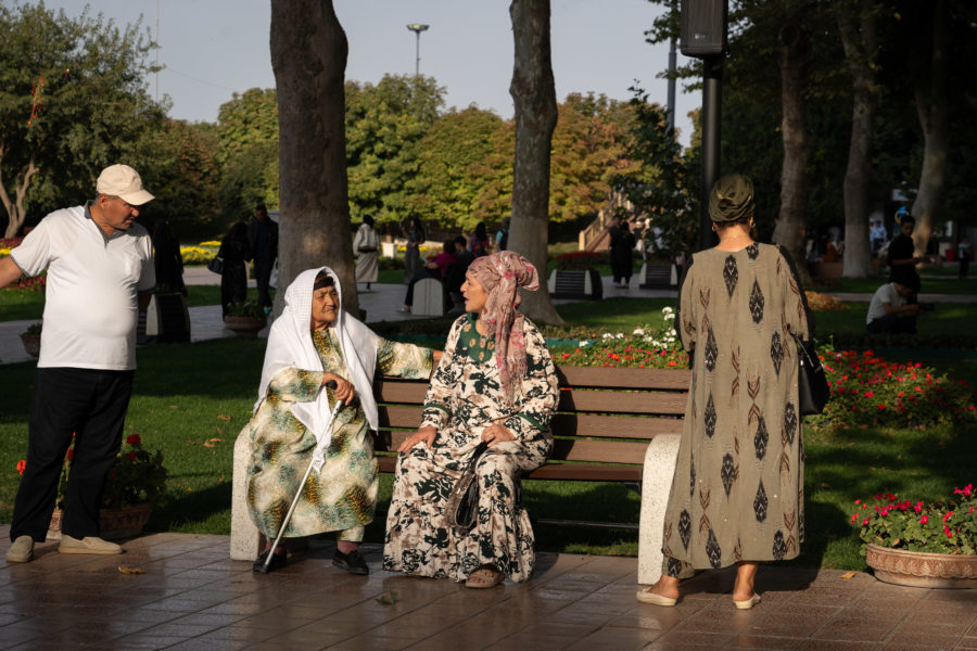 Femmes ouzbèkes dans le parc près du Registan à Samarcande
