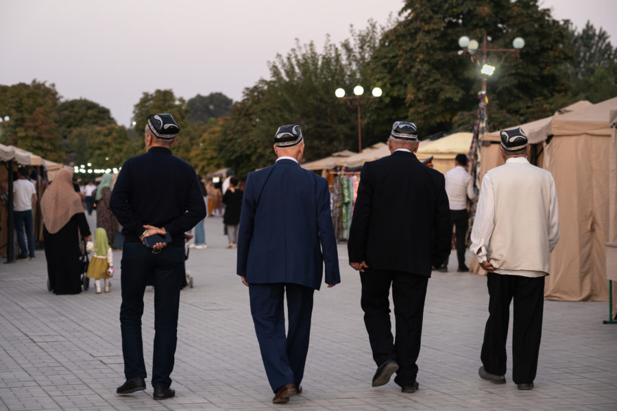 Hommes ouzbeks à chapeau, parc de Marguilan