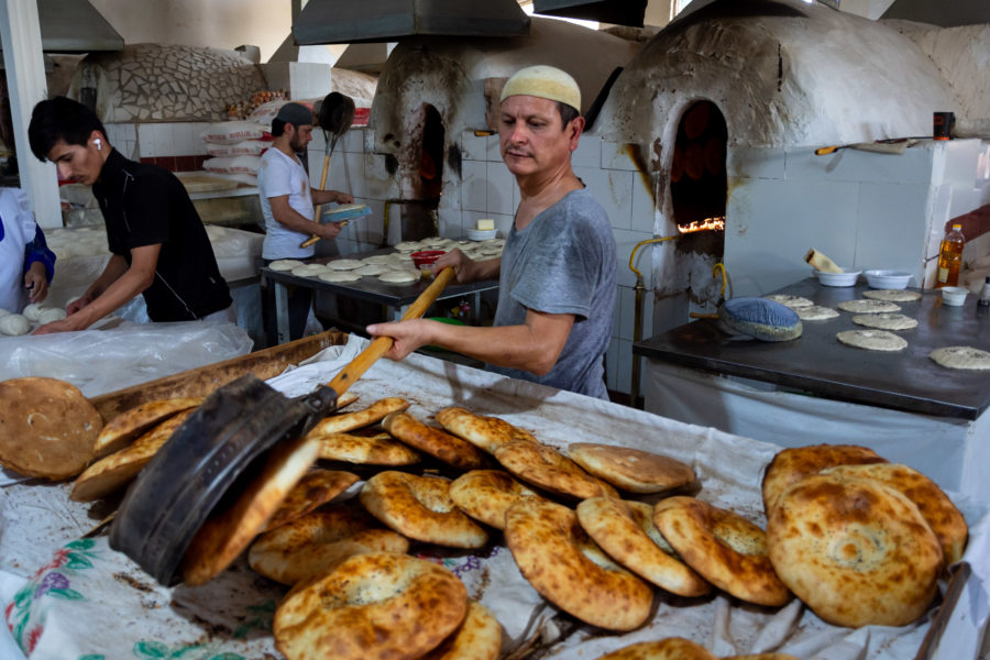 Four à pain ouzbek au bazar de Chorsu
