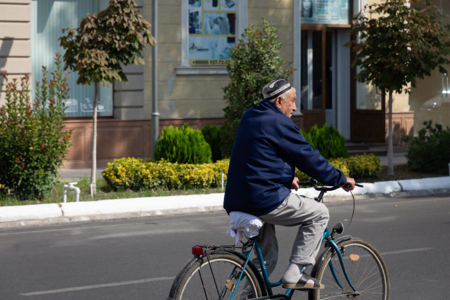 Kokand : passant à vélo et chapeau ouzbek