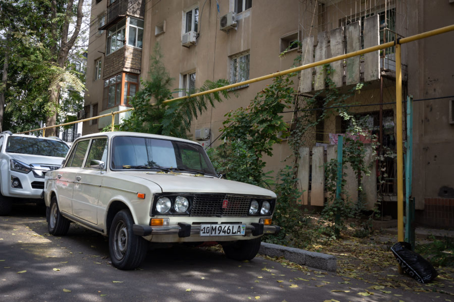 Lada et tuyaux de gaz à Tachkent, Ouzbékistan